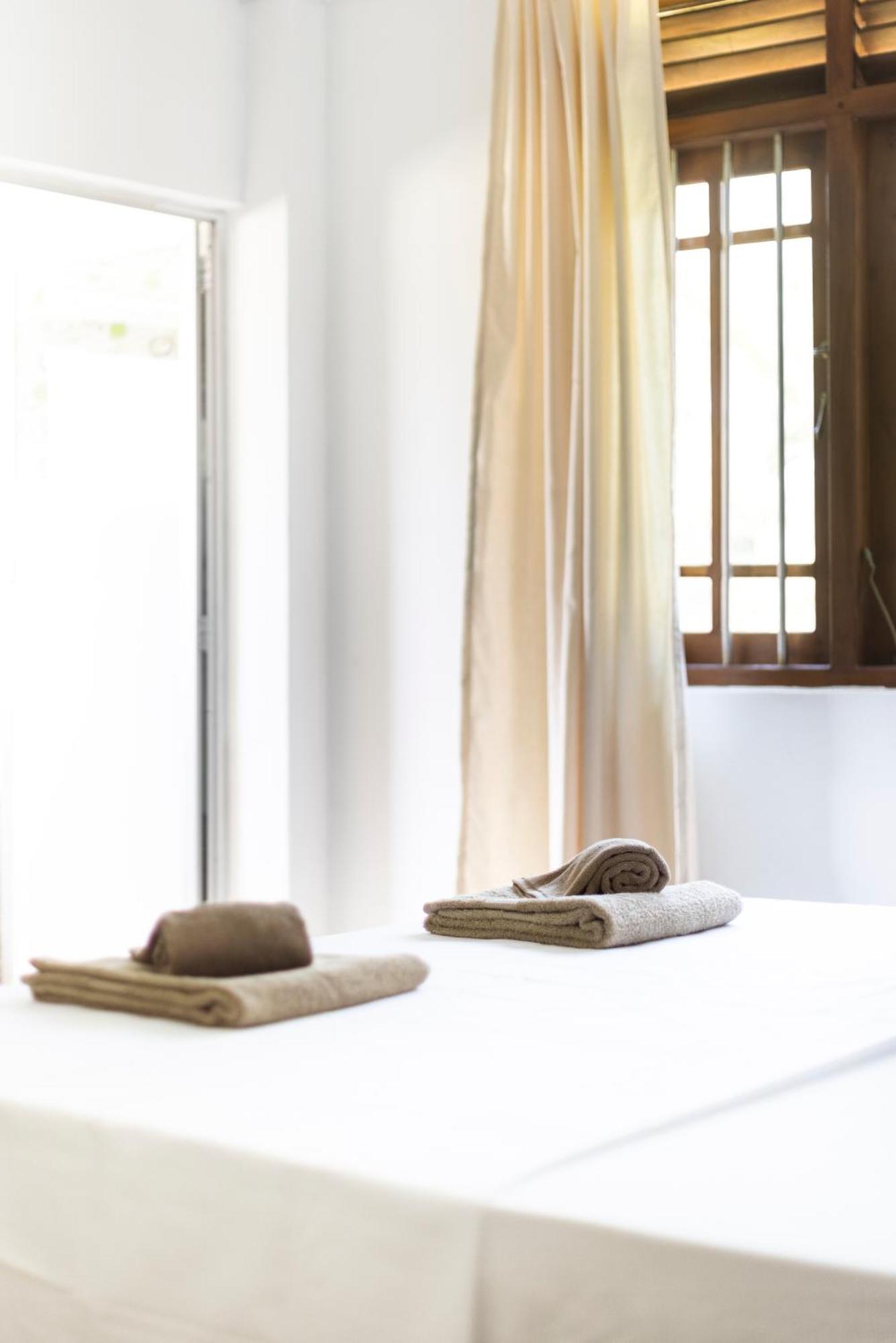 Makai Surf House Hotel Ahangama Ngoại thất bức ảnh