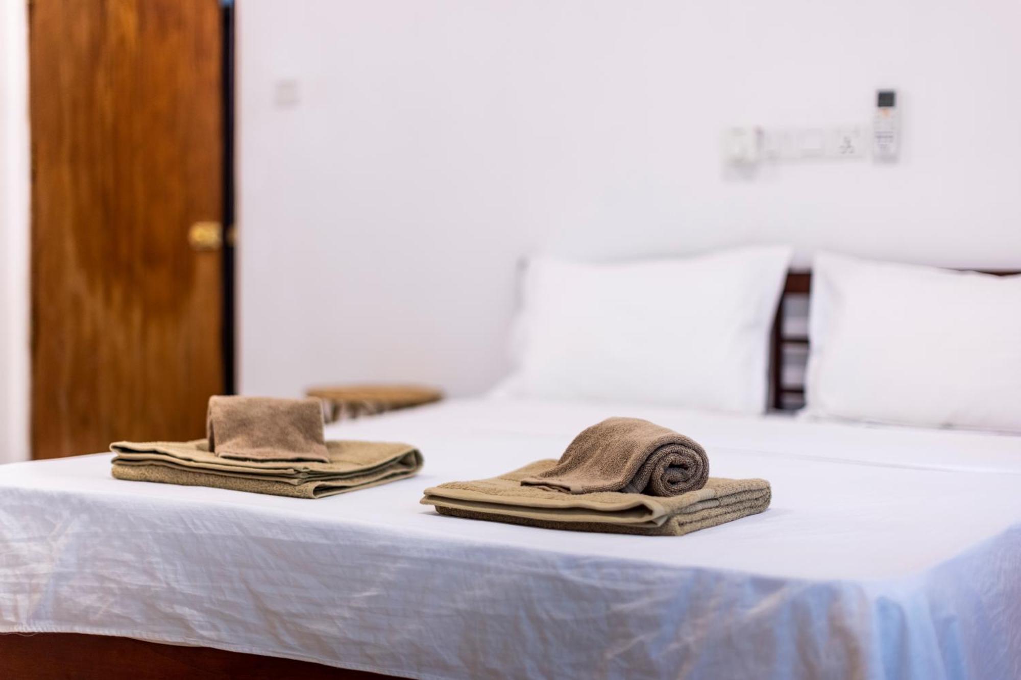 Makai Surf House Hotel Ahangama Ngoại thất bức ảnh