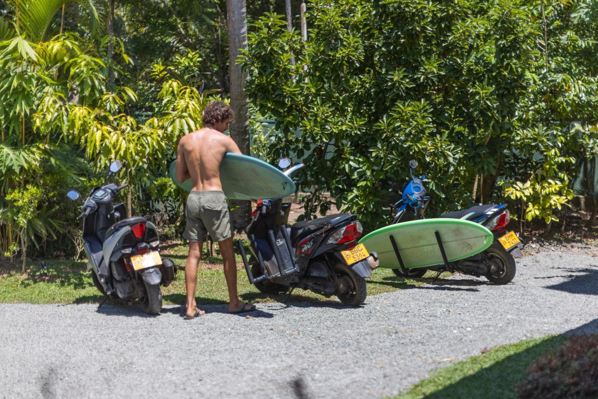 Makai Surf House Hotel Ahangama Ngoại thất bức ảnh