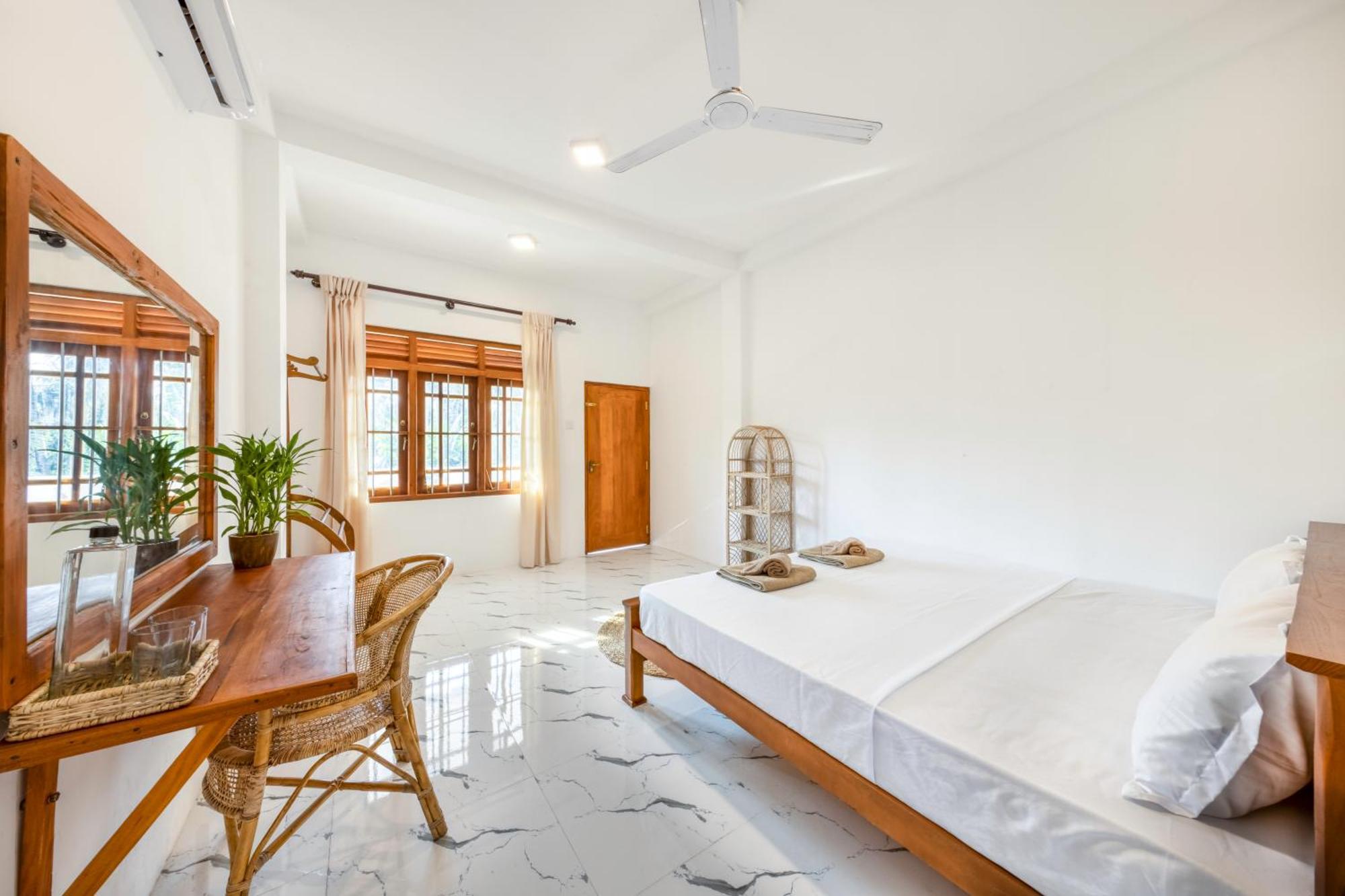 Makai Surf House Hotel Ahangama Ngoại thất bức ảnh