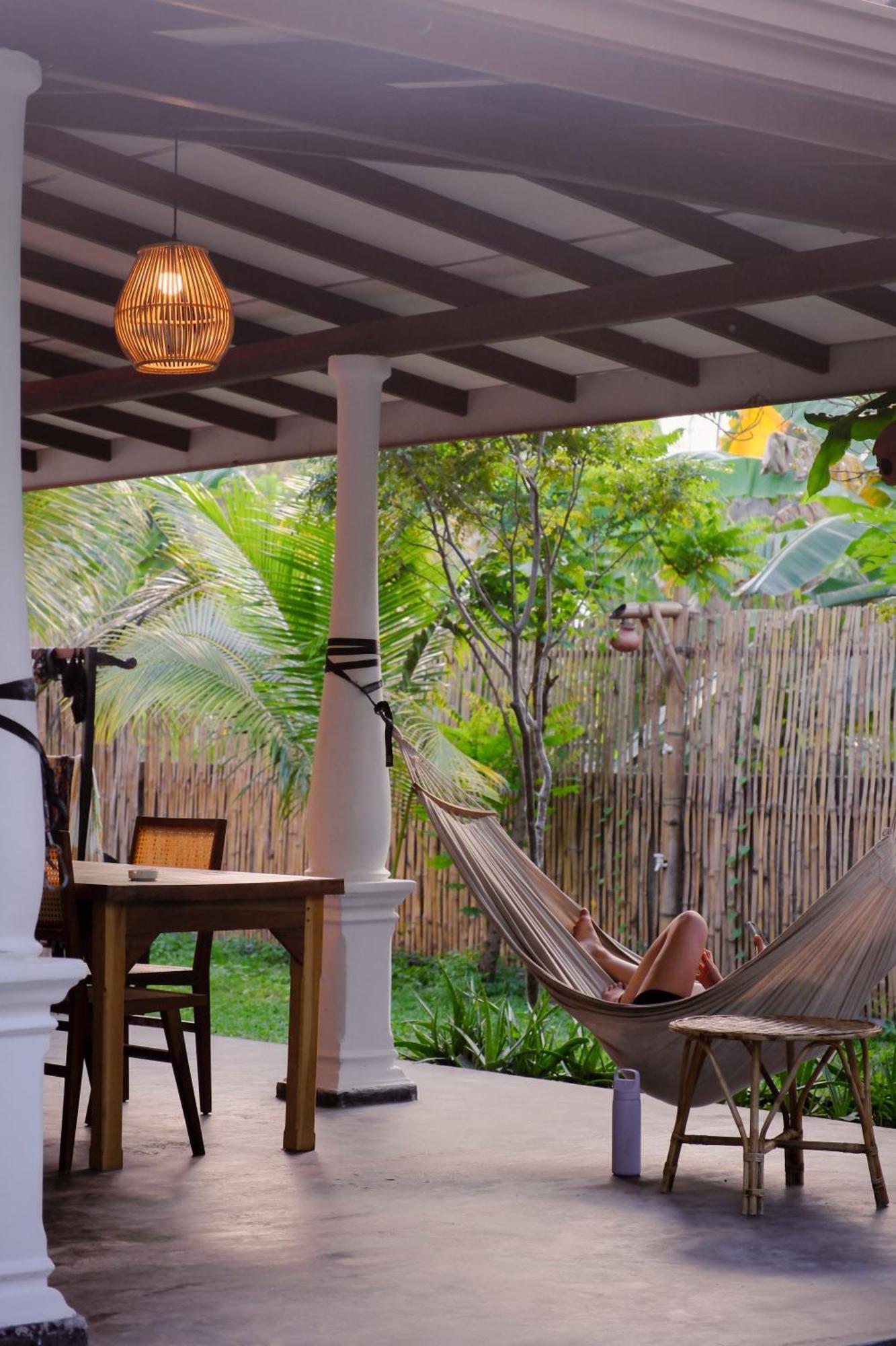 Makai Surf House Hotel Ahangama Ngoại thất bức ảnh