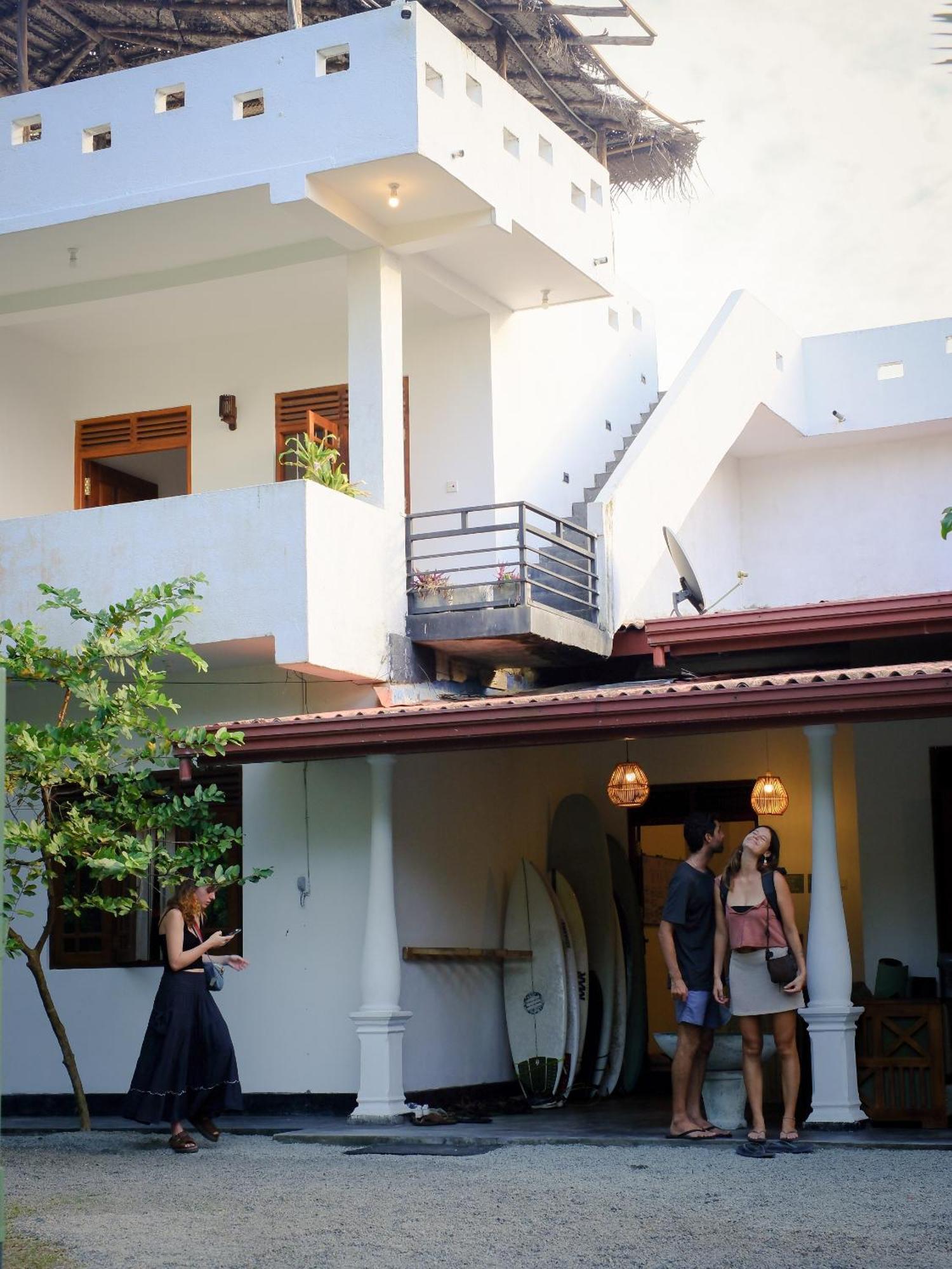 Makai Surf House Hotel Ahangama Ngoại thất bức ảnh